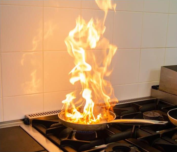  img src =”fire” alt = " stainless steel pan on a gas stove engulfed in flames” >